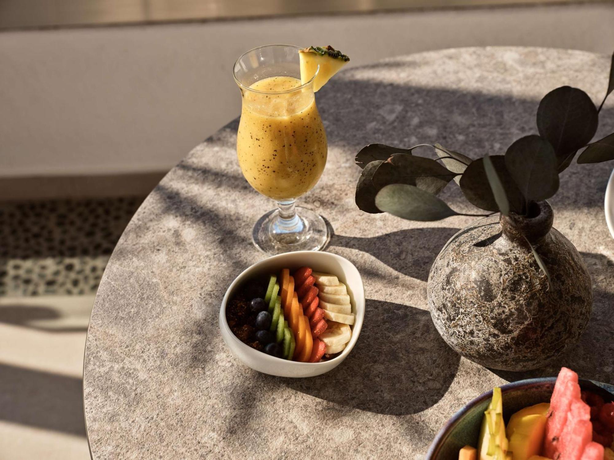 Sea Breeze Santorini Beach Resort, Curio By Hilton Agios Georgios  Exterior foto