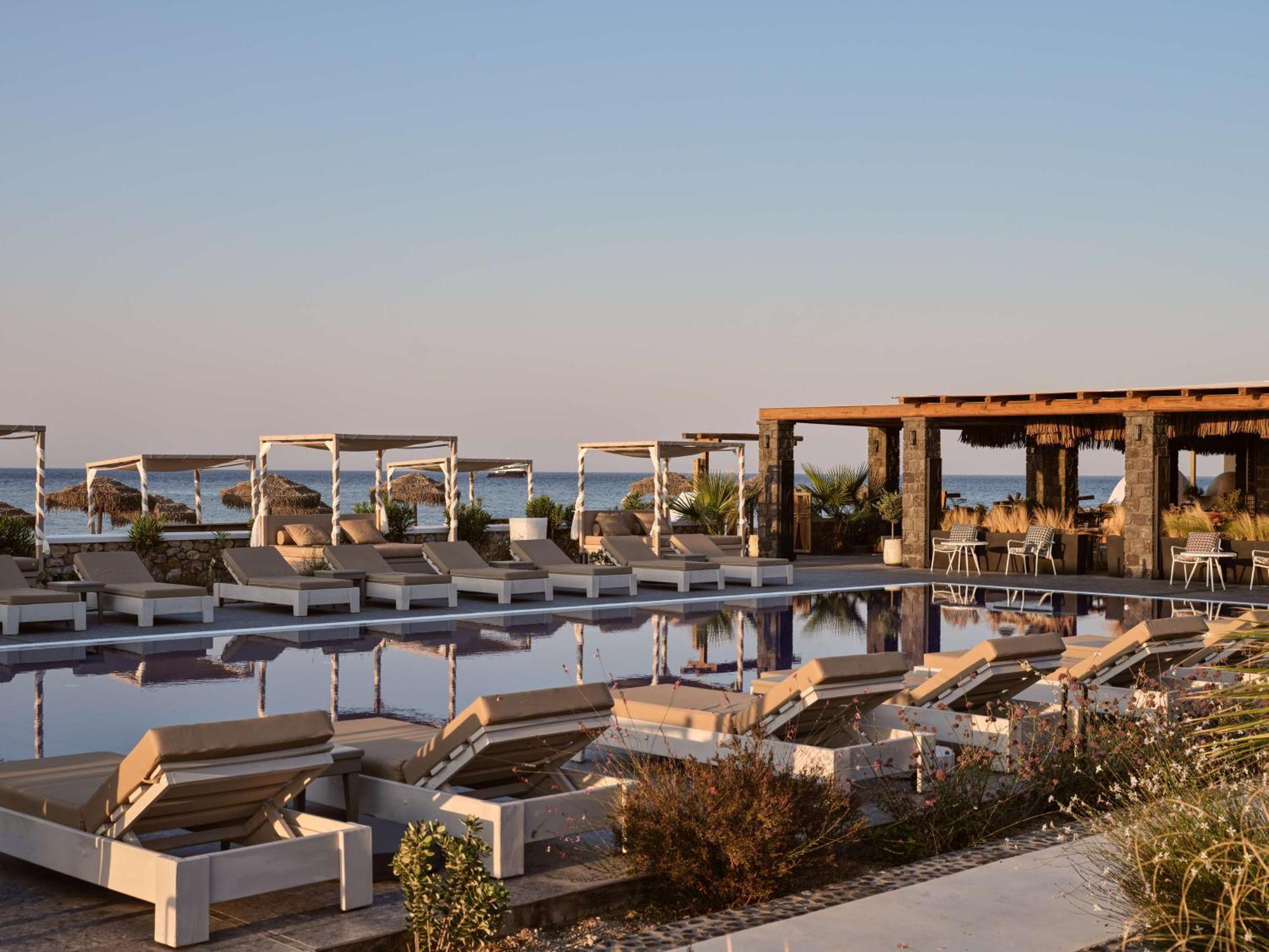 Sea Breeze Santorini Beach Resort, Curio By Hilton Agios Georgios  Exterior foto